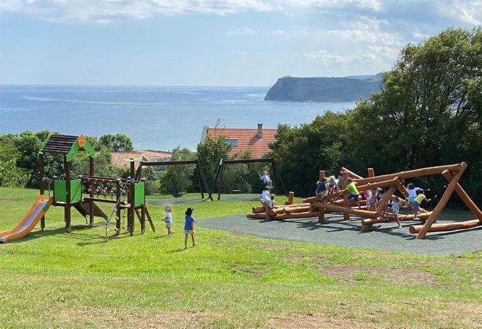 Niños disfrutando en un campamento de verano.