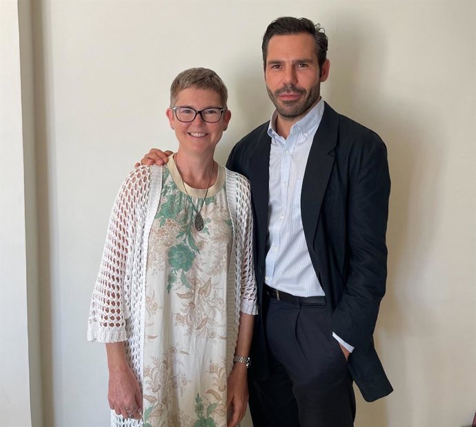 El doctor Luis Sánchez-Guillén, de l'Hospital General Universitari d'Elx, i la doctora Mónica Millan Scheiding de l'Hospital La Fe de València i autora sènior del projecte del primer registre a Espanya de cirurgies en malaltia inflamatoria intestinal