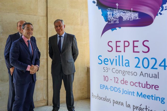 El alcalde de Sevilla, José Luis Sanz, ha recibido en el Ayuntamiento a representantes de las dirección del 53 Congreso Sociedad Española de Prótesis Estomatológica y Estética (Sepes).