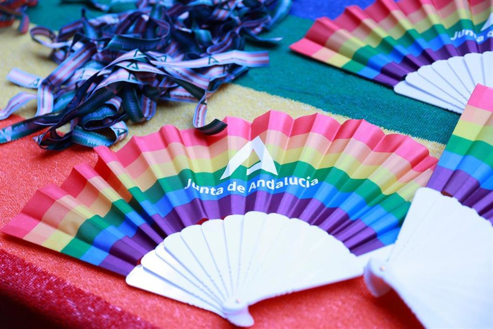 Productos promocionales de la Campaña Orgullo 2024. A 25 de junio de 2024, en Sevilla (Andalucía, España).
