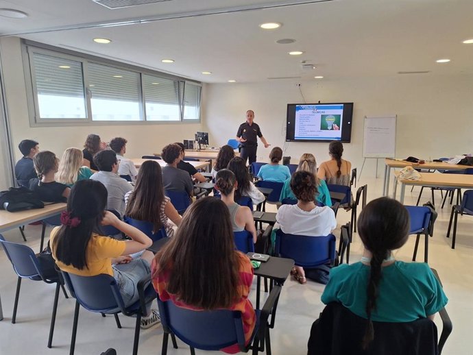 Profesionales sanitarios del Área de Gestión Sanitaria de Jerez, Costa Noroeste y Sierra de Cádiz reciben formación frente a agresiones en centros sanitarios.