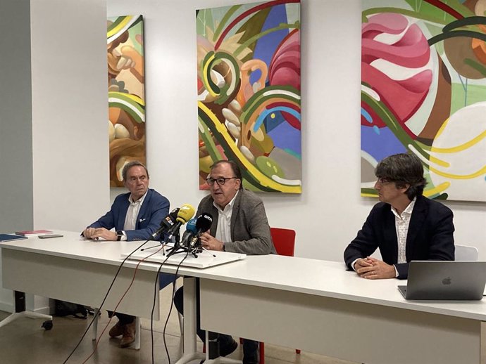 El secretari d'Alimentació de la Generalitat, Carmel Mòdol; el director general de l'Associació Empresarial de Fruita de Catalunya (Afrucat), Manel Simon, i el president del grup de llavor, Joan Serentill