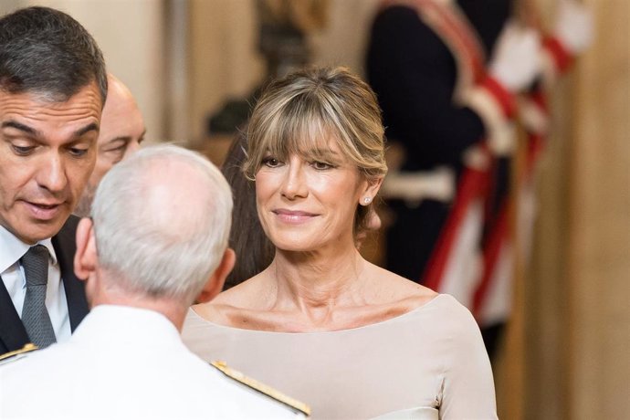 (I-D) El presidente del Gobierno, Pedro Sánchez, el jefe de Estado Mayor de la Defensa, Teodoro Esteban López Calderón, y la mujer del presidente del Gobierno, Begoña Gómez, durante la imposición de condecoraciones con ocasión del X aniversario de la Proc