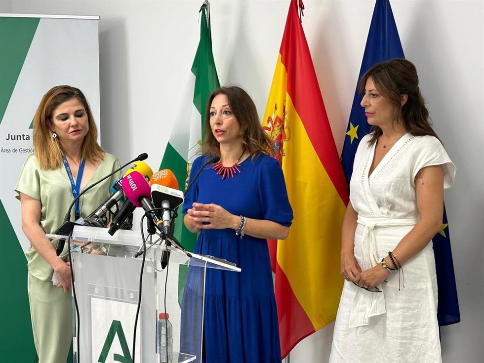 La delegada de la Junta en Málaga, Patricia Navarro, interviene junto a la alcaldesa de Ronda, Maripaz Fernández, y la gerente del Área Sanitaria Serranía de Ronda, Carmen Guerrero.