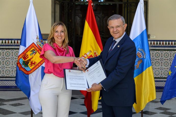 La presidenta del Cabildo de Tenerife, Rosa Dávila, y el director general de Política de Defensa, Fernando López del Pozo