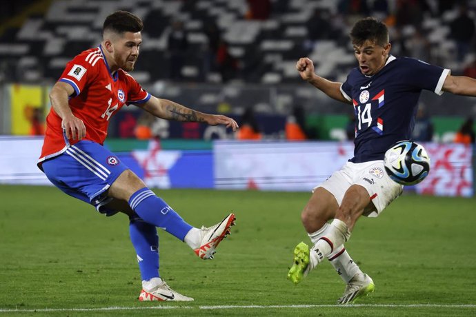 Futbol, Chile vs Paraguay Quinta fecha, eliminatorias al mundial 2026. El jugador de la seleccion chilena Victor Mendez, izquierda, disputa el balon con la defensa de Paraguay durante el partido de clasificacion al mundial 2026 realizado en el estadio