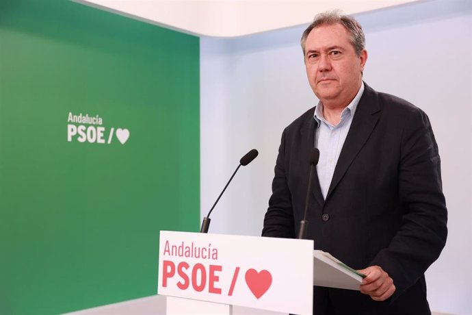 El secretario general del PSOE en Andalucía, Juan Espadas, atiende a los medios en la sede regional del PSOE-A en una imagen de archivo