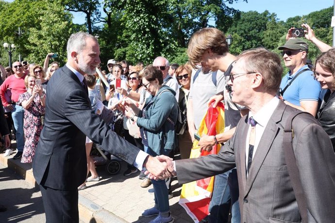 El Rey Felipe VI  saluda a los ciudadanos presentes en la plaza del Monumento a la Libertad, a 25 de junio de 2024, en Riga (Letonia). 