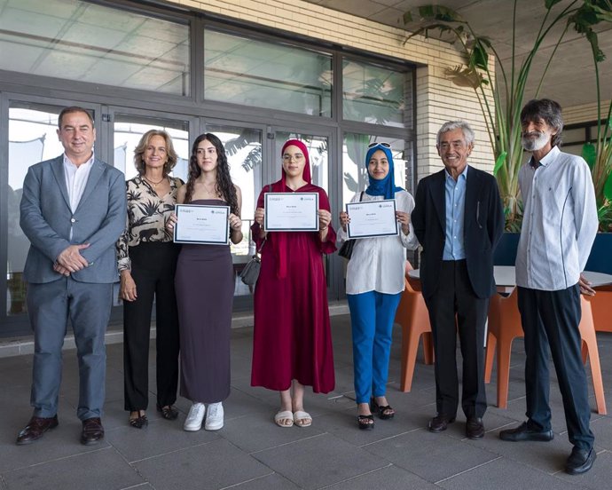 Los tres estudiantes becados posan junto a responsables de la Universidad Loyola y la Fundación Alalá.