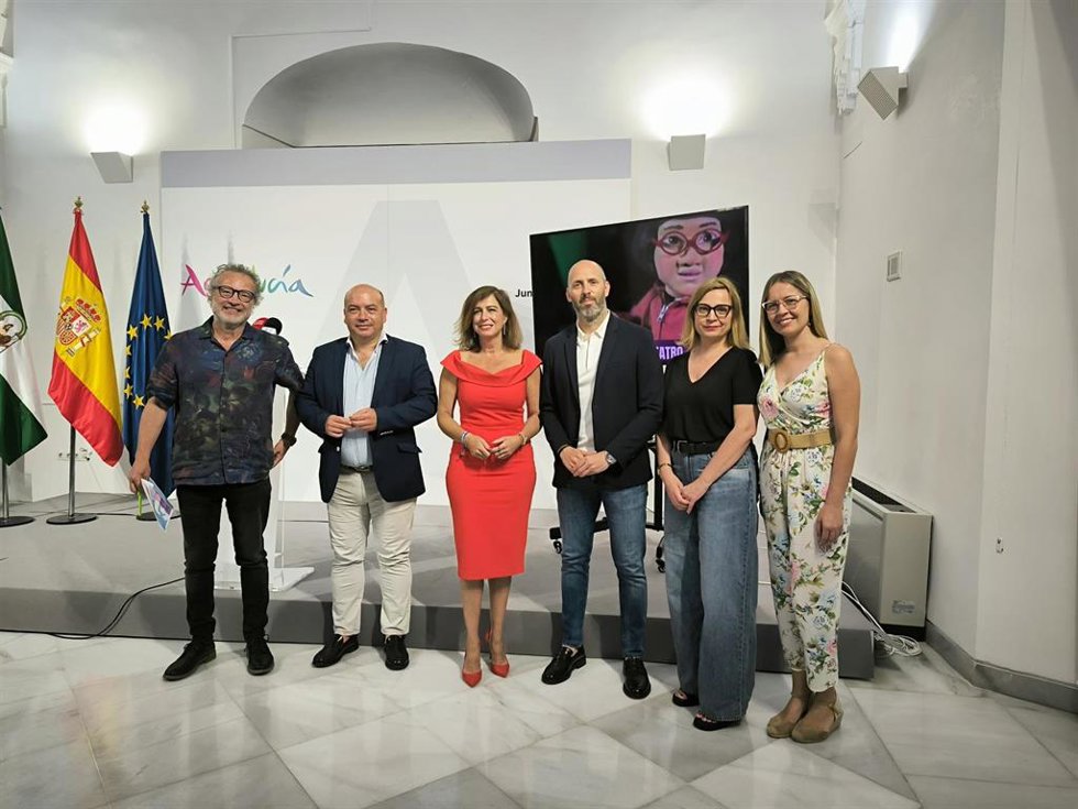 Eduardo Lucena (3 dcha.), entre Matilde Esteo y Violeta Hernández, junto a Gabriel Duque (2 izda.) y Ramón López (izda.), en la presentación de la Feria de Artes Escénicas de Palma del Río.