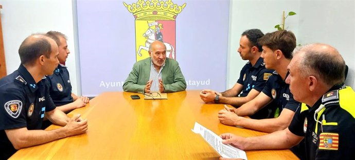 El alcalde de Calatayud, José Manuel Aranda, se ha reunido con los cuatro nuevos agentes de la Policía Local.