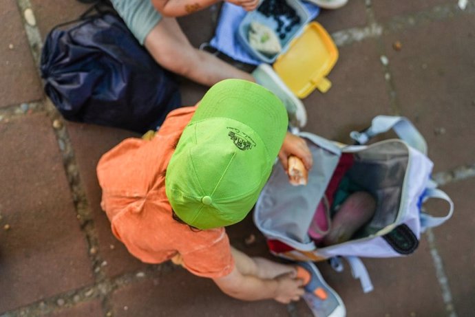 Un nen durant el primer dia d'activitats d'estiu a Barcelona