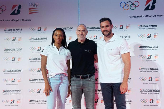 La atleta Ana Peleteiro, el extenista Alex Corretja y el piragüista Saúl Craviotto, en un evento organizado por Bridgestone en el COE.