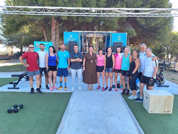 La alcaldesa de Torremolinos, Margarita del Cid, informa de la iniciativa gimnasio móvil para acercar la práctica deportiva a los barrios