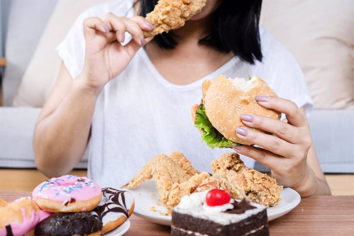 Archivo - Imagen de archivo de una mujer comiendo.