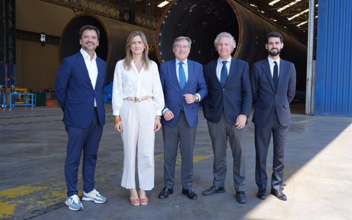 De izquierda a derecha: el director general de Política Energética, la secretaria de Estado de Energía, el presidente y el director de la Autoridad Portuaria de Sevilla, y el jefe de gabinete de la secretaria de Estado.