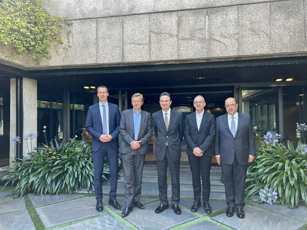De izquierda a derecha, en la sede de Enagás: el miembro de la junta directiva y nuevo CEO de OGE a partir del 1 de julio, Thomas Hüwener; el CEO adjunto de GRTgaz, Pierre Duvieusart; el CEO de Enagás, Arturo Gonzalo; el CEO de Teréga, Dominique Mockly;