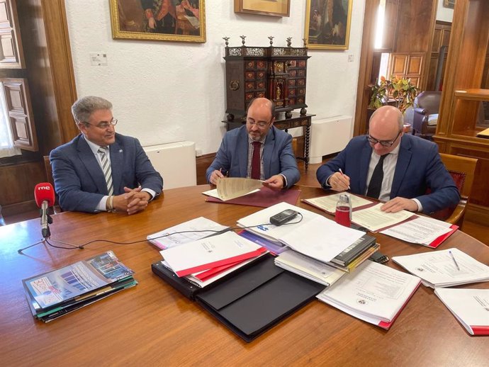 Firma del convenio para la Cátedra del Agua UGR+Hidralia con el rector de la UGR, Pedro Mercado, primero por la derecha en la imagen, y el consejero delegado de Hidralia, Marcos Martín