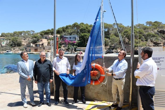 El conseller del Mar y del Ciclo del Agua, Juan Manuel Lafuente, iza una de las banderas azules reconocidas a Baleares.