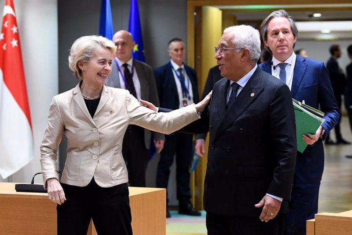Ursula Von der Leyen y António Costa se saludan en una reunión en Bruselas