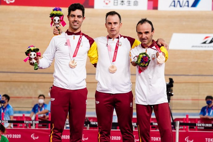 El equipo español de ciclismo en pista paralímpico posa con su medalla de oro en los Juegos de Tokio 2020