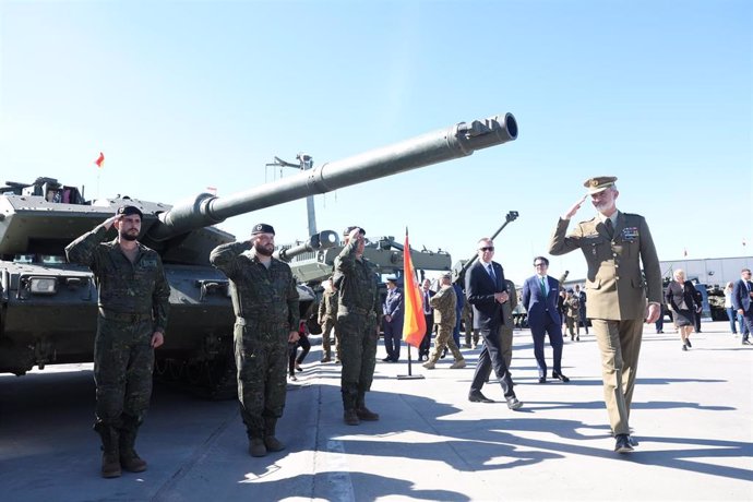 El Rey Felipe VI en la base militar de Adazi (Letonia).