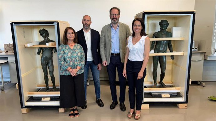 Eduardo Lucena y Adolfo Molina (centro), junto a Constanza Rodríguez e Irene Maclino, entre los efebos de Pedro Abad en el Arqueológico.