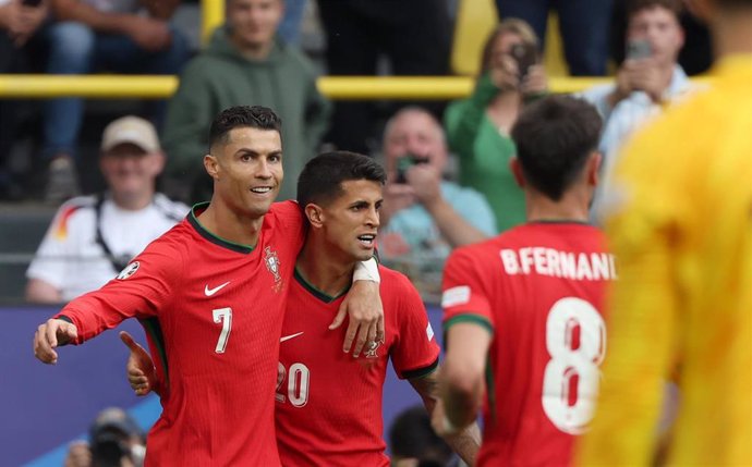 Los portugueses Cristiano Ronaldo, Joao Cancelo y Bruno Fernandes celebran un gol ante Turquía en la fase de grupos de la Eurocopa 2024. 