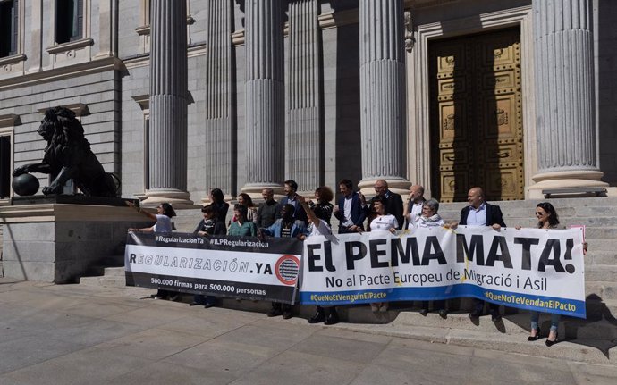 Archivo - Varias personas se concentran frente al Congreso en defensa de la ILP RegularizaciónYa mientras se debate la iniciativa en el Congreso, a 9 de abril de 2024, en Madrid (España). El Congreso debate este martes 9 de abril la toma en consideración 