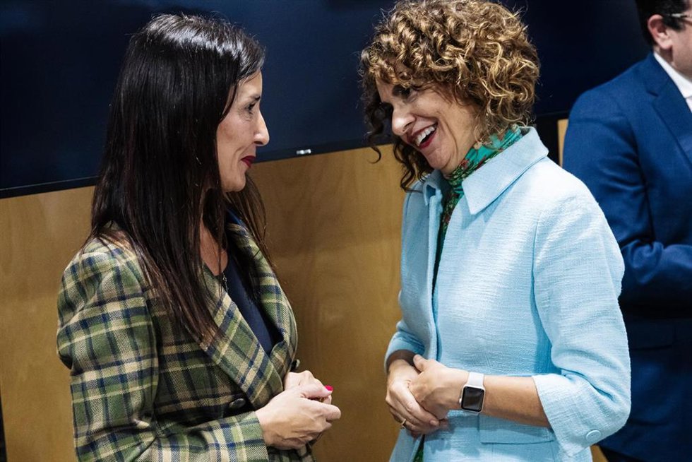 Archivo - La consellera de Hacienda, Ruth Merino (i) y la vicepresidenta y ministra de Hacienda, María Jesús Montero (d), en una imagen de archivo