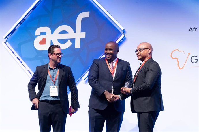 El director general de EnergyNet, Simon Gosling, el secretario principal del Ministerio de Energía de Kenia, Alex Wachira, y el director general adjunto del Departamento de Recursos Minerales y Energía de Sudáfrica, Thabo Kekana, en el Aef