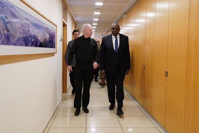 Archivo - December 18, 2023, Tel Aviv, Israel: Israeli Minister of Defense YOAV GALLANT meets U.S. Secretary of Defense LLOYD AUSTIN in his office at the MoD Headquarters in Tel Aviv.