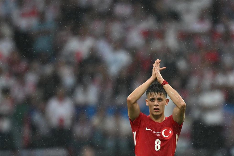 El internacional turco Arda Guler aplaude a la afición en el partido contra Georgia de la Eurocopa de Alemania en Dortmund.