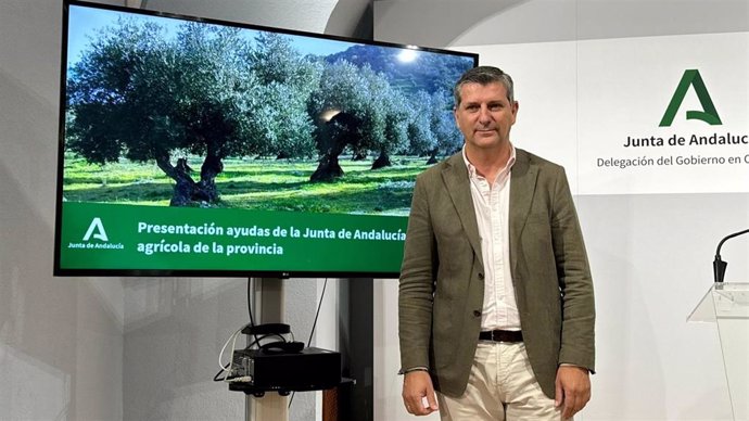 El delegado de Agricultura, Pesca, Agua y Desarrollo Rural, Francisco Acosta.