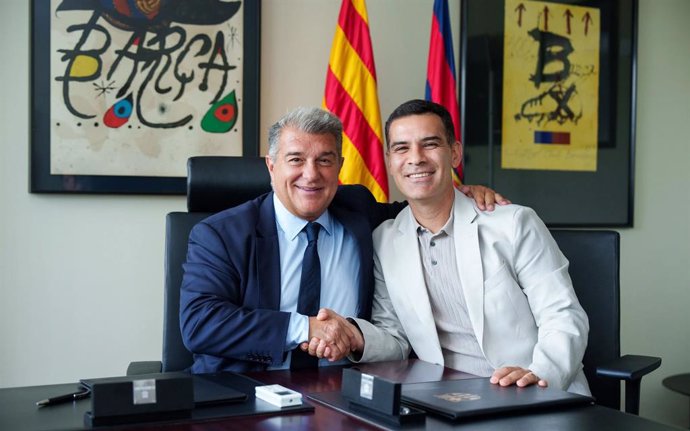 Archivo - El presidente del FC Barcelona, Joan Laporta, y el entrenador del Barça Atlètic, Rafa Márquez