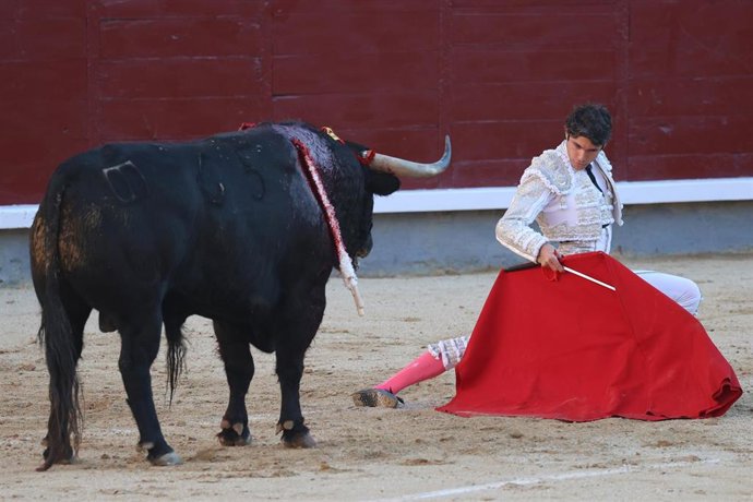 Archivo - El torero Sebastián Castella durante una corrida en Las Ventas
