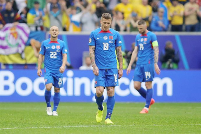 Los jugadores eslovacos se lamentan durante el partido ante Ucrania en la Eurocopa de 2024