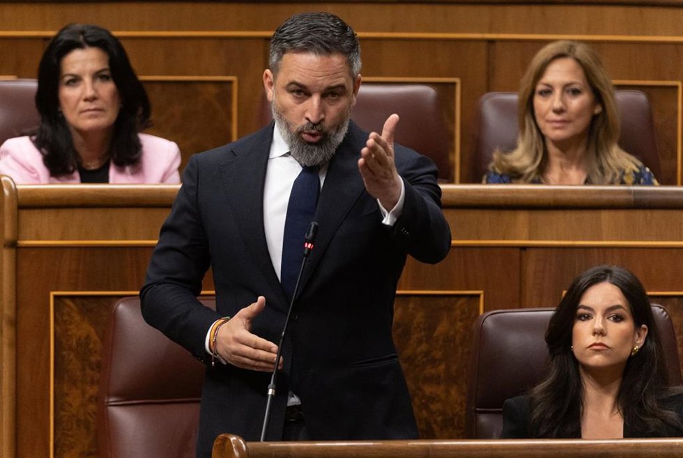El presidente de VOX, Santiago Abascal, interviene durante una sesión de control, en el Congreso de los Diputados.