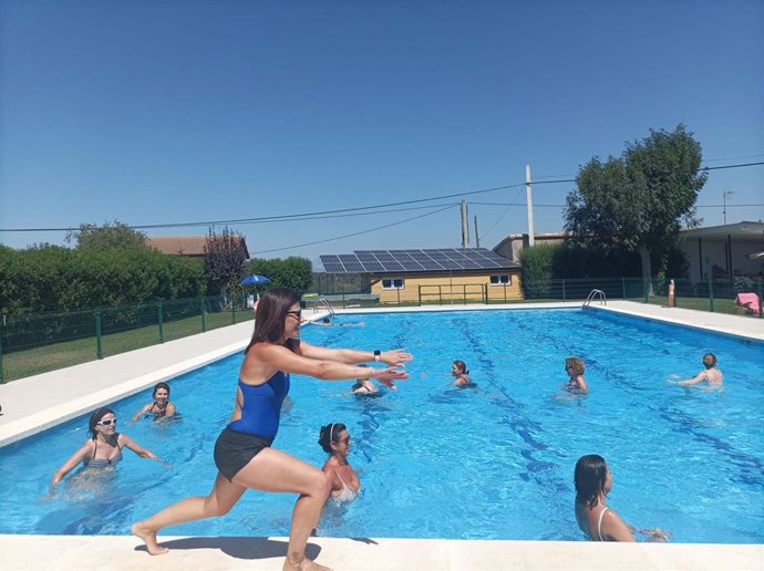 Una clase dirigida en la piscina de Barbuñales (Huesca)