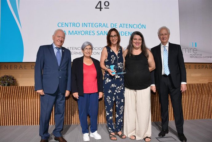 La presidenta del Colegio Oficial de Enfermería de Álava, Hosanna Parra, ha entregado las distinciones a los representantes de los dos centros alaveses