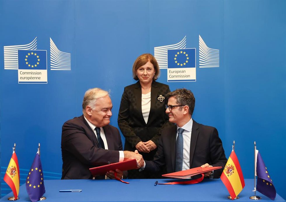 (I-D) El vicesecretario de Institucional del PP, Esteban González Pons; la vicepresidenta de la Comisión Europea, Vera Jourová, y el ministro de Presidencia, Justicia y Relaciones con las Cortes, Félix Bolaños, durante la firma del acuerdo para la renov