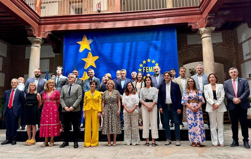La alcaldesa de Zaragoza, Natalia Chueca, en la reunión de la FEMP con la ministra de Vivienda, Isabel Rodríguez.