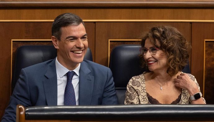 Archivo - El presidente del Gobierno, Pedro Sánchez y la vicepresidenta primera y ministra de Hacienda, María Jesús Montero, durante una sesión de control al Gobierno, en el Congreso de los Diputados, a 13 de marzo de 2024, en Madrid (España).  El denom
