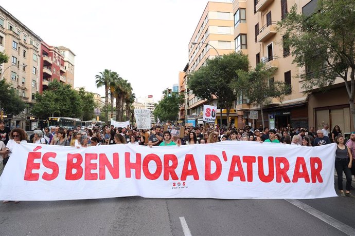 Archivo - Personas durante una manifestación contra la masificación turística y por la vivienda digna en Palma.