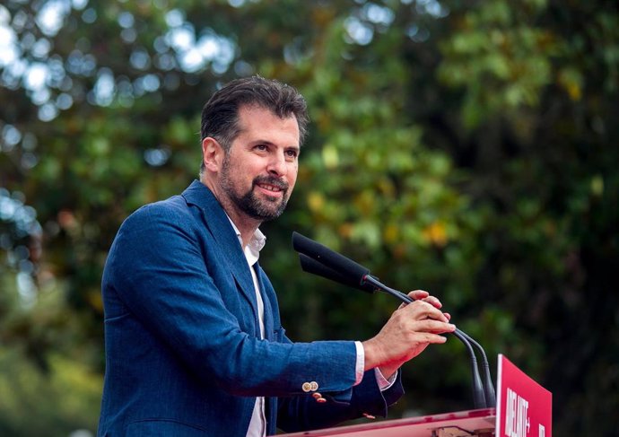 Archivo - El secretario regional del PSOE en Castilla y León, Luis Tudanca, participa en un acto de campaña, en el parque Félix Rodríguez de la Fuente, a 12 de julio de 2023, en Burgos, Castilla y León (España). 