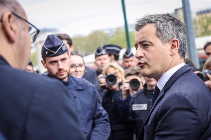 Archivo - El minstro del Interior de Francia, Gérald Darmanin, junto a un grupo de gendarmes.