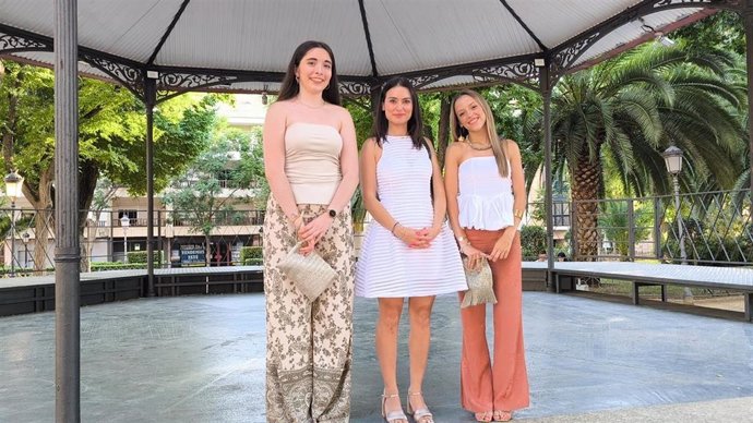 La Dulcinea 2024 de Ciudad Real, Virginia Zaldívar, junto a las damas, María Mateo y Sofía Martín-Portugués.