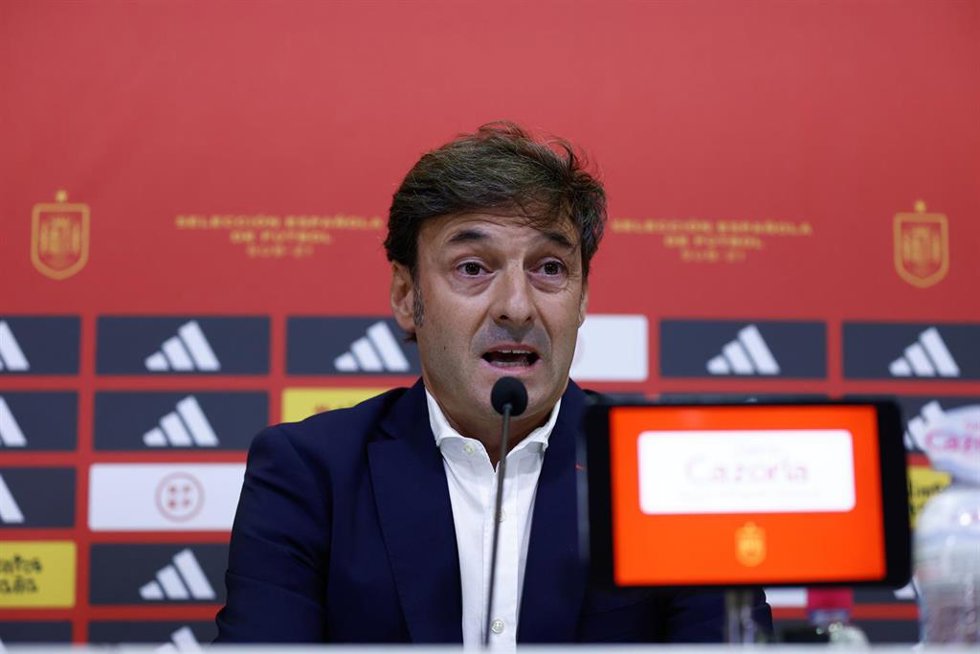 Archivo - Santi Denia durante una rueda de prensa de la selección Sub-21