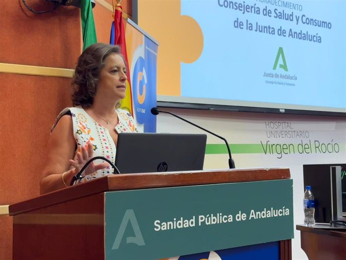 La consejera de Salud y Consumo de la Junta de Andalucía, Catalina García, durante la entrega de los VII Premios OAT de Adherencia.