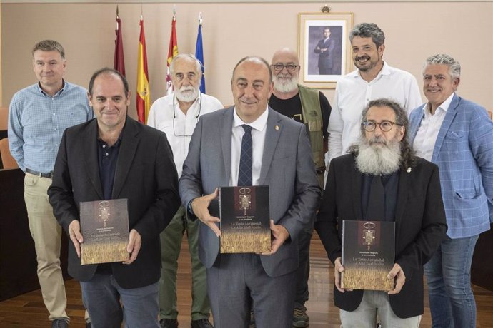 El coordinador de la obra, Santiago Martínez Caballero (izda), el presidente de la Diputación, Miguel Ángel de Vicente, y el director de La Academia de San Quirce, Pablo Zamarrón, con el diputado de Cultura, José María Bravo, y varios autores.